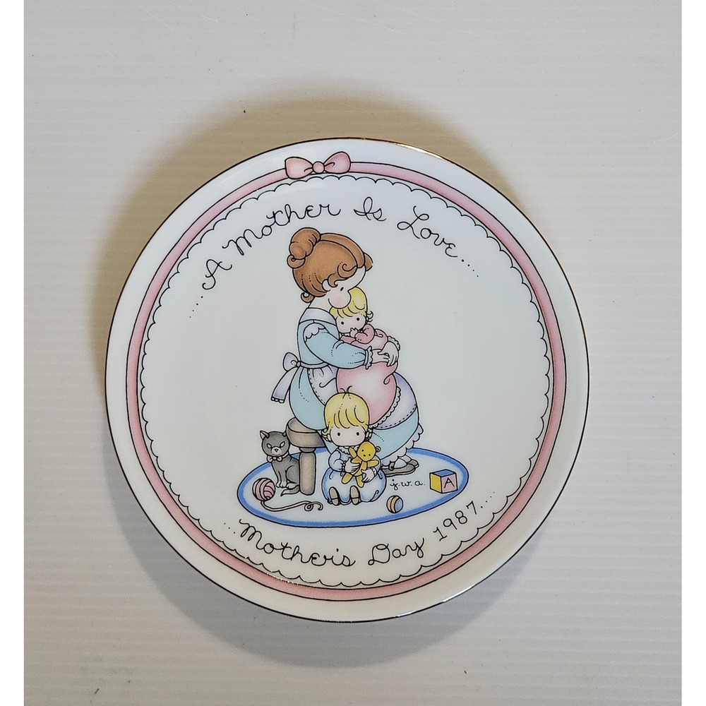 Vintage 1987 Avon‎ Joan Walsh Anglund Mothers Day Plate A Mother Is Love 5 inch